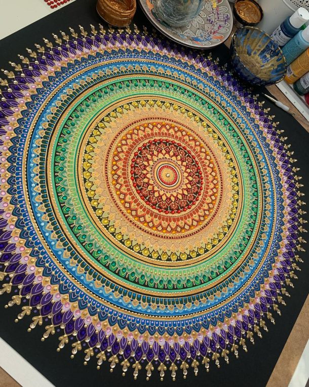 Mandala arc-en-ciel via @murderandrose sur Instagram.