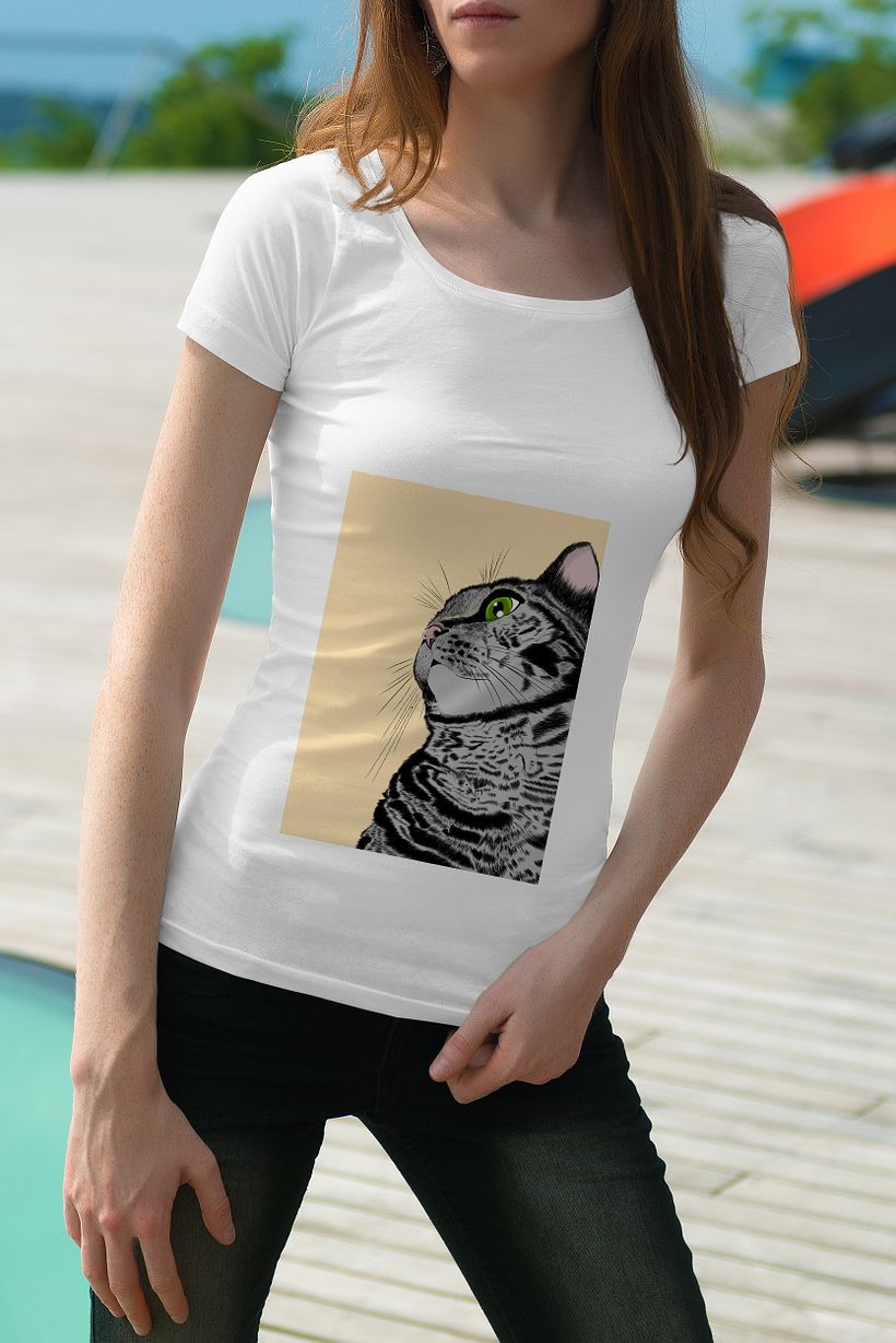 Diseño camiseta gato a color sobre blanco.