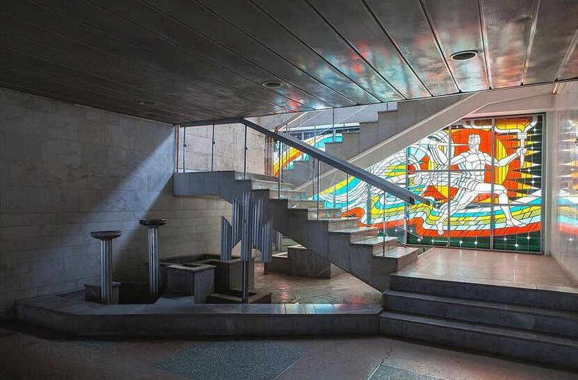 Das Glasfenster befindet sich in der Halle des Sportkomplexes in Rubizhne, Region Luhansk.