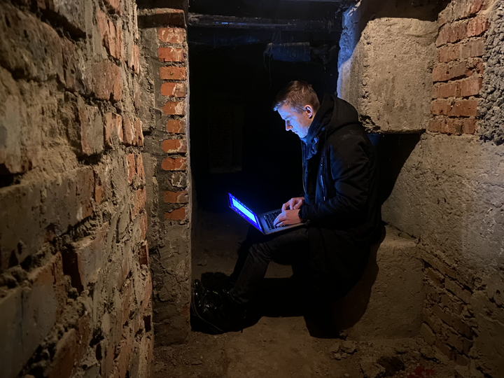 Oleh arbeitet von einem Bunker aus.