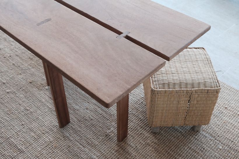 The union of the two woods is made evident thanks to the intersection with the leg.