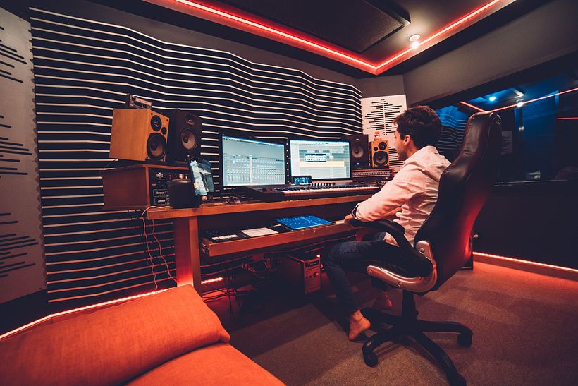 Produciendo y componiendo la música para esta escena.