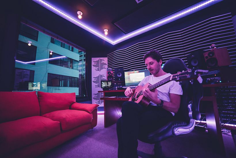 Componiendo y produciendo la canción.