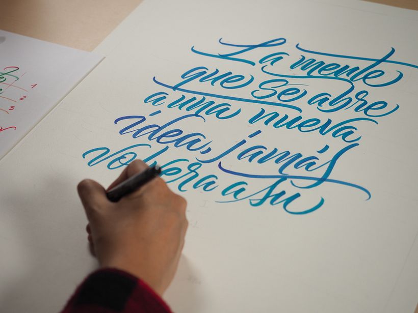 La diseñadora Ana Hernández utiliza el brush pen, un rotulador de fibra sintética con la punta flexible que imita un pincel.