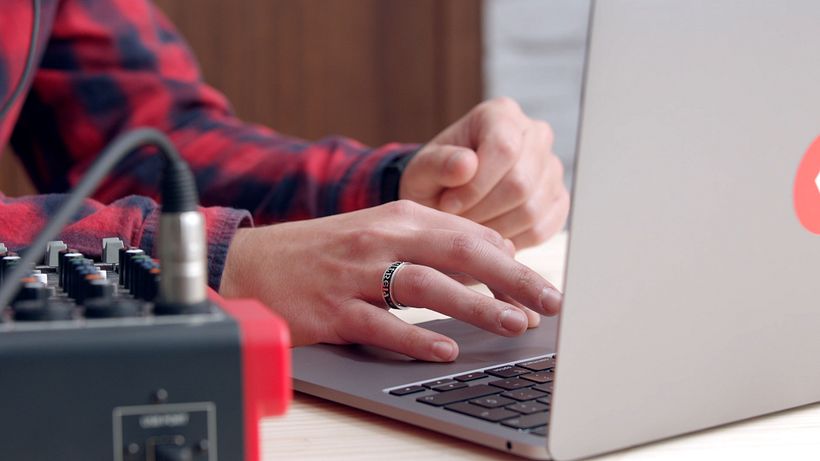 Busca un espacio dentro de tu casa pequeño, de techos bajos y con muebles para mejores resultados.