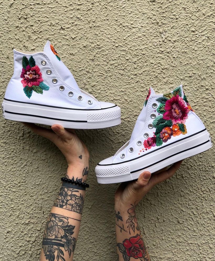Botines blancos con bordado floral - Diseño de complementos