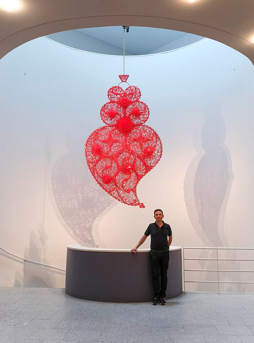 Eu ao pé da peças da artista Joana Vasconcelos