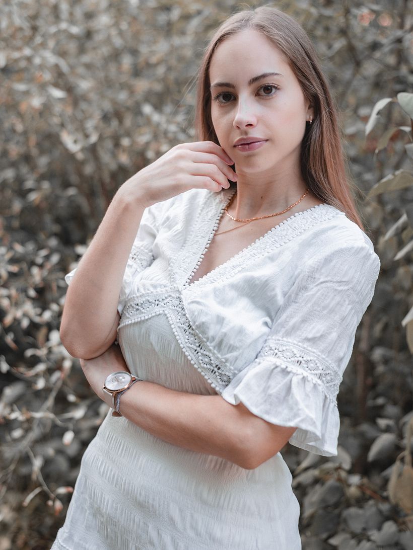 Sola en las afueras 1
