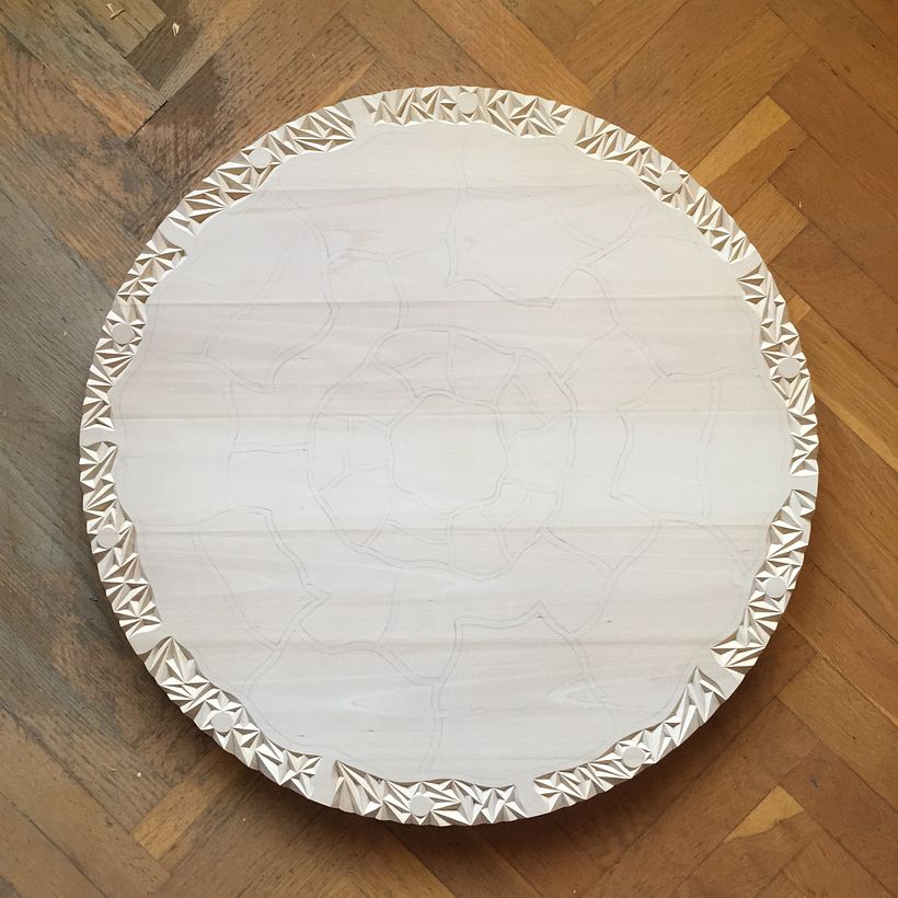 Bordure entièrement sculptée.