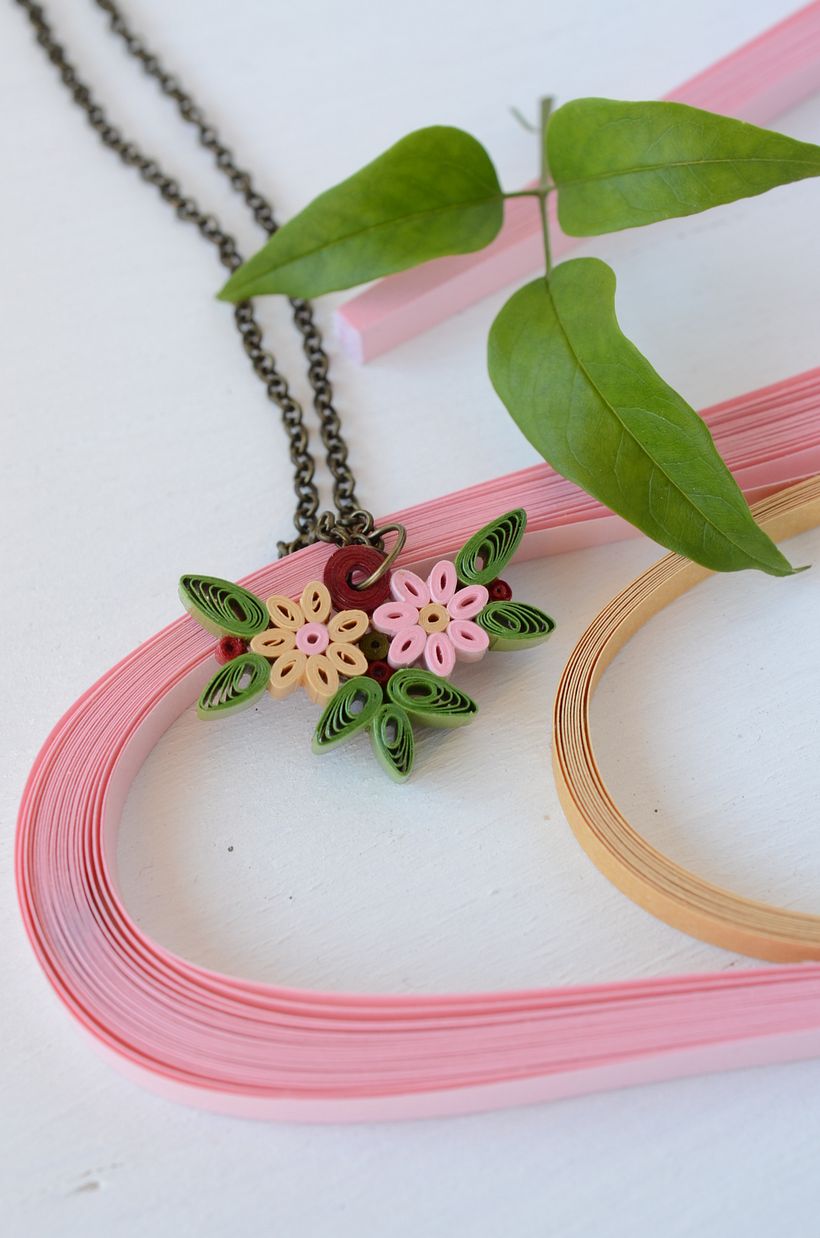 ciondolo floreale realizzato in carta con la tecnica del quilling