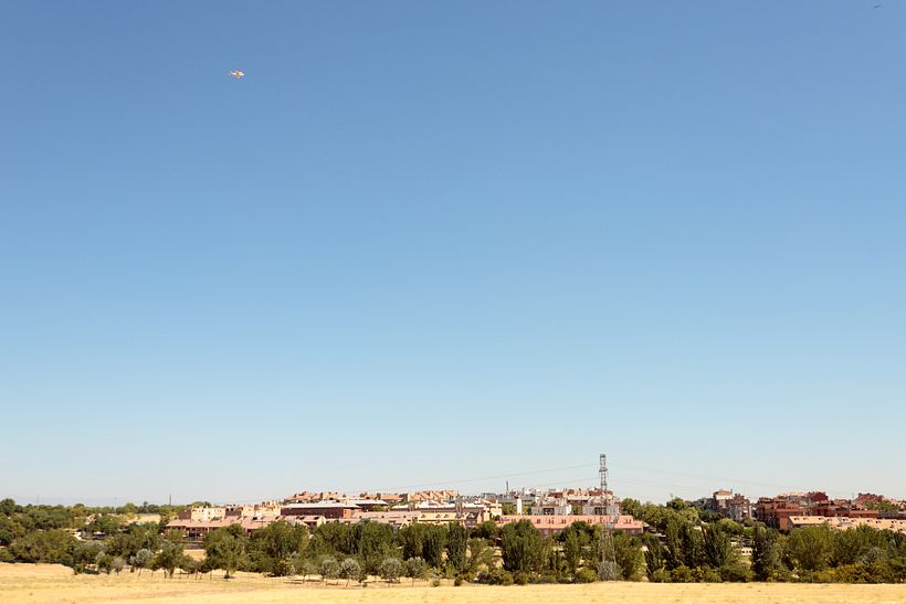 Avioneta privada sobrevolando La Fortuna en dirección al aeropuerto cercano.