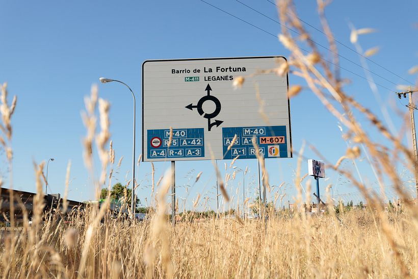 Señal indicativa en la carretera de doble sentido que une La Fortuna con Madrid y con Leganés.