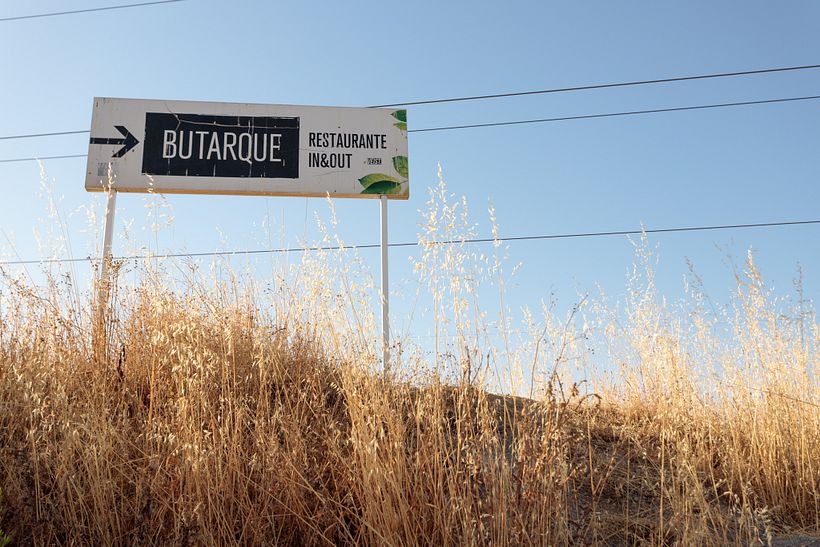 Cartel anuncio de un restaurante cerca del Lago Butarque