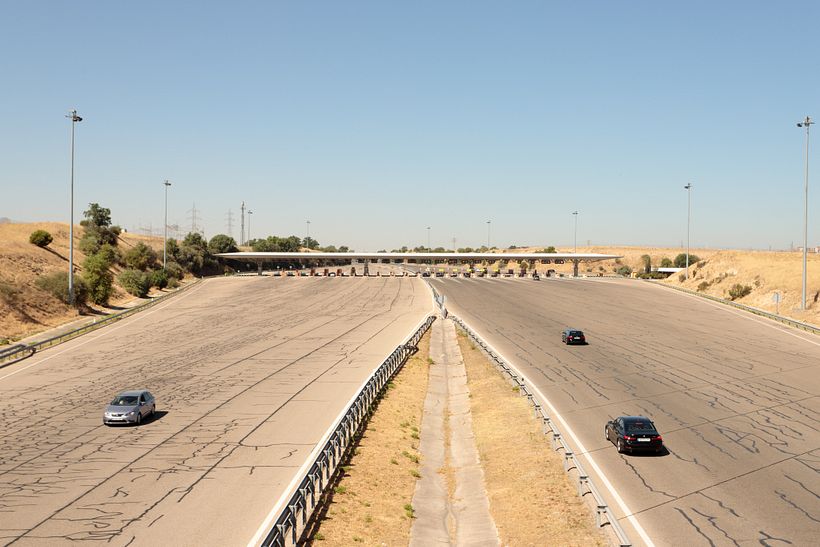 Puesto de peaje al sur del barrio. Autopista R-5.