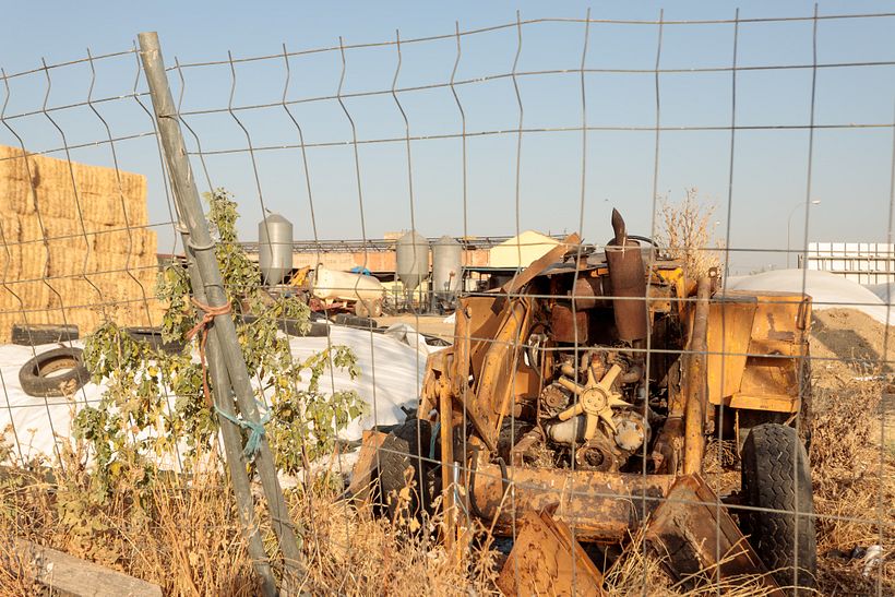 Tractor abandonado en la única vaquería que queda en el barrio.
