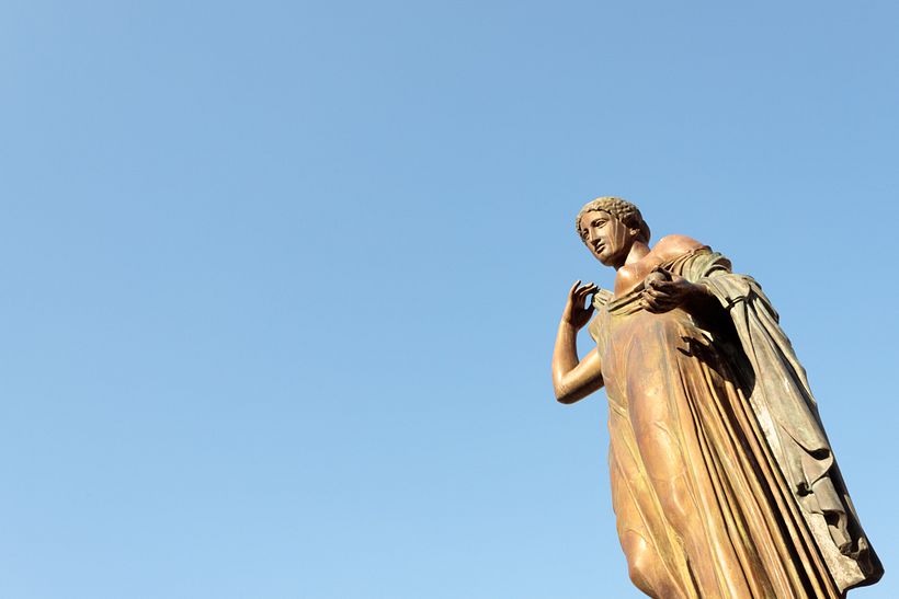 Estatua griega de bronce. La Afrodita de los jardines. Plaza Fortuna.
