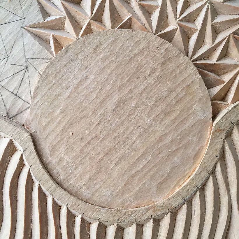 Close up of the carving. Notice the gouge texture in the center.