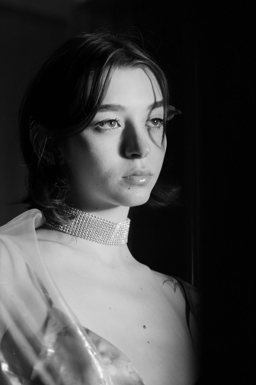 Retrato en blanco y negro con choker - Fotografía de retrato