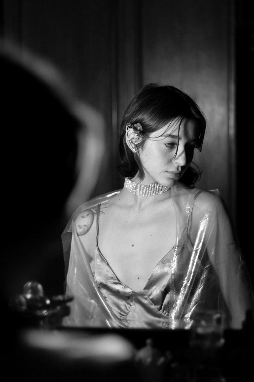 Retrato en blanco y negro con choker - Fotografía de retrato