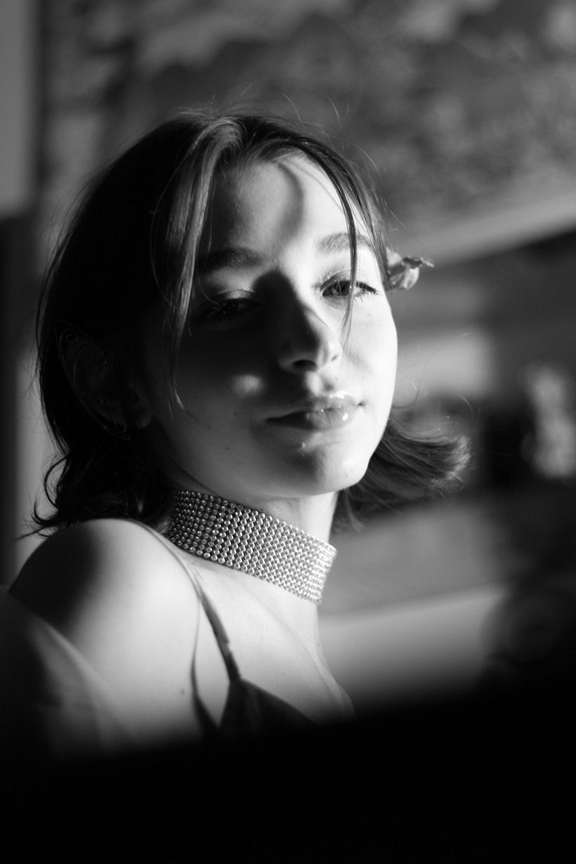 Retrato en blanco y negro con choker - Fotografía de retrato
