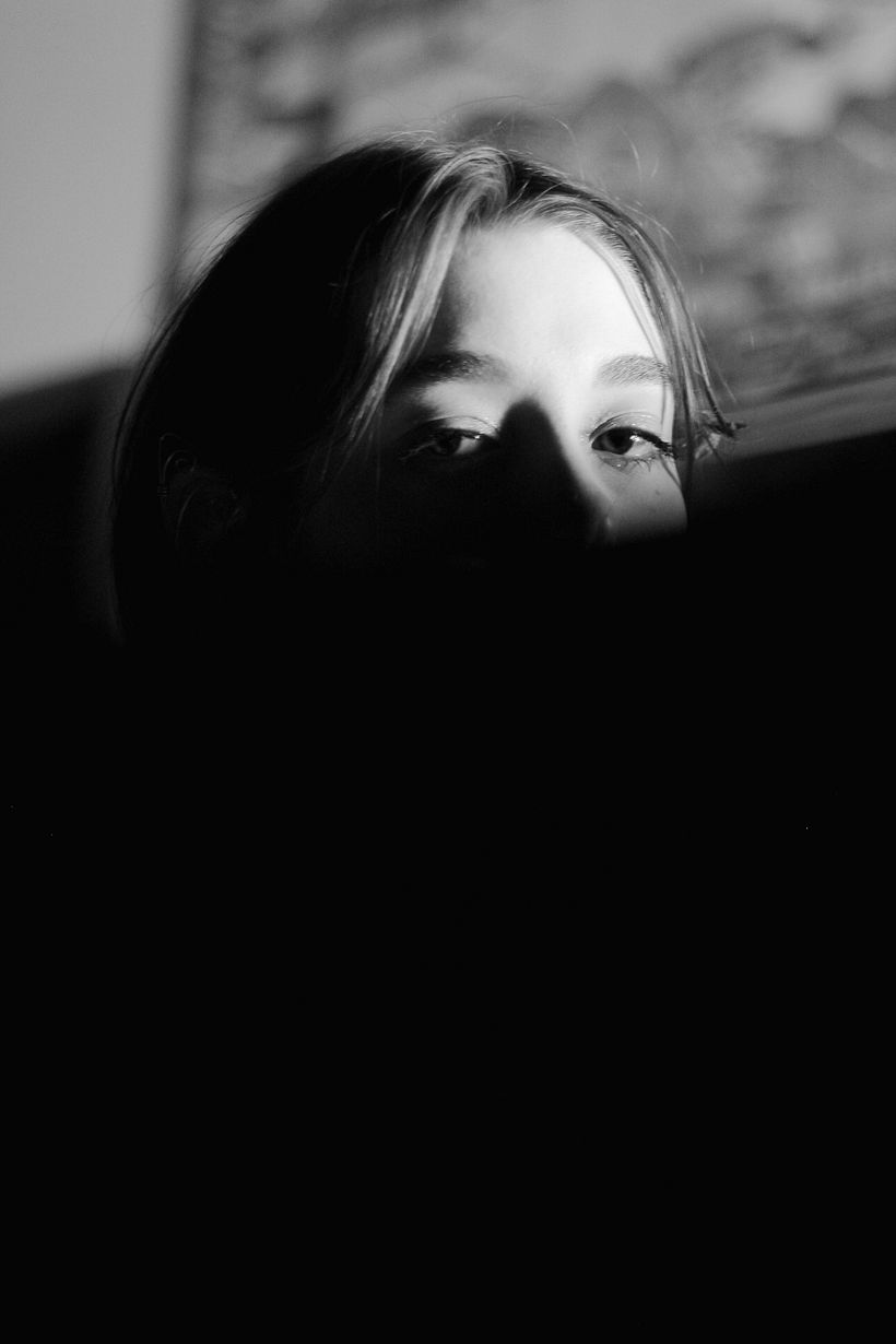 Retrato en blanco y negro con choker - Fotografía de retrato
