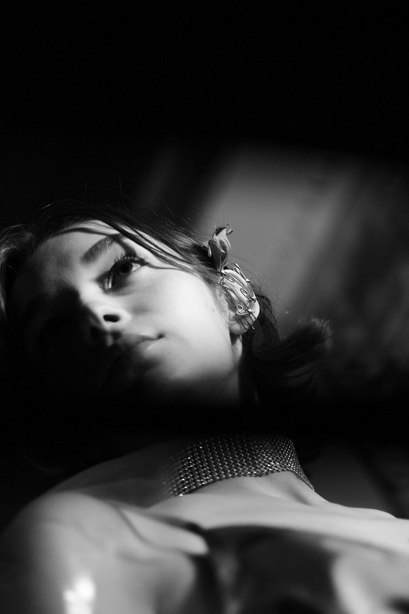 Retrato en blanco y negro con choker - Fotografía de retrato