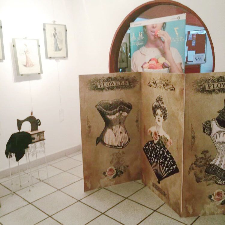 Biombo para exposición de moda decimonónica  3