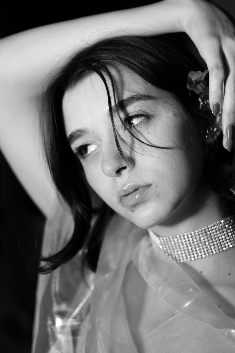 Retrato en blanco y negro con choker - Fotografía de retrato