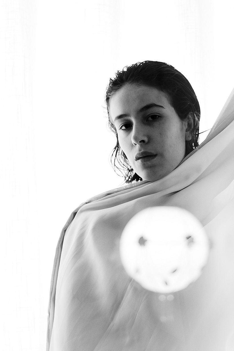 Retrato en blanco y negro con choker - Fotografía de retrato
