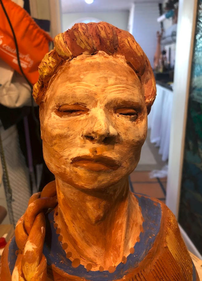 Escultura pintada antes da queima. A cor amarela é efeito da iluminaçao!