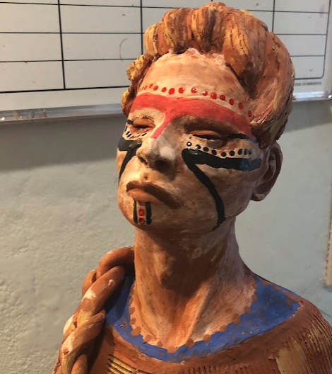 Escultura pintada antes da queima.