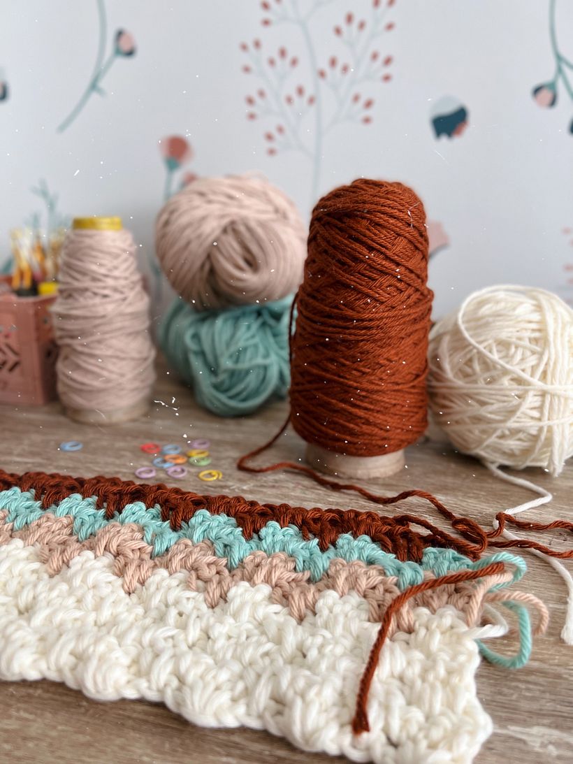 Prepara todos los materiales antes de empezar a tejer. 