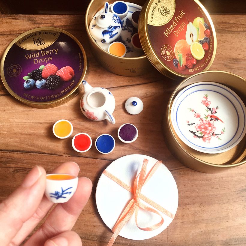 Latas de caramelos para contener el juego de acuarelas