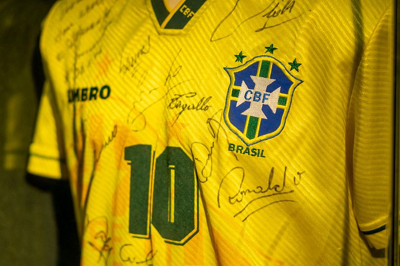 Camisa da Seleção Brasileira autografada por jogadores. Imagem: Museu da História do Futebol