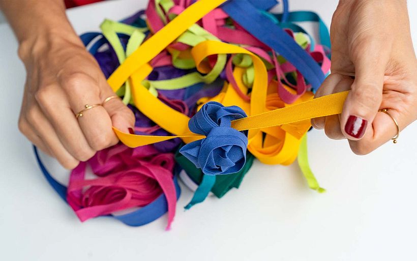 Mònica demonstrates the overwhelming sensation of being blocked and "tied up" by fears.
