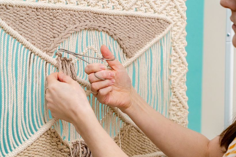 After the tabby weaving I added rows of short bamboo strings using rya knots to fill the circle.