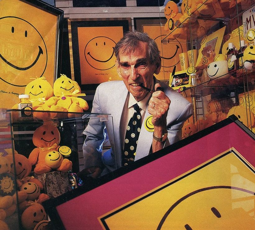 Harvey Ball, umgeben von allerlei Smiley-Ware.