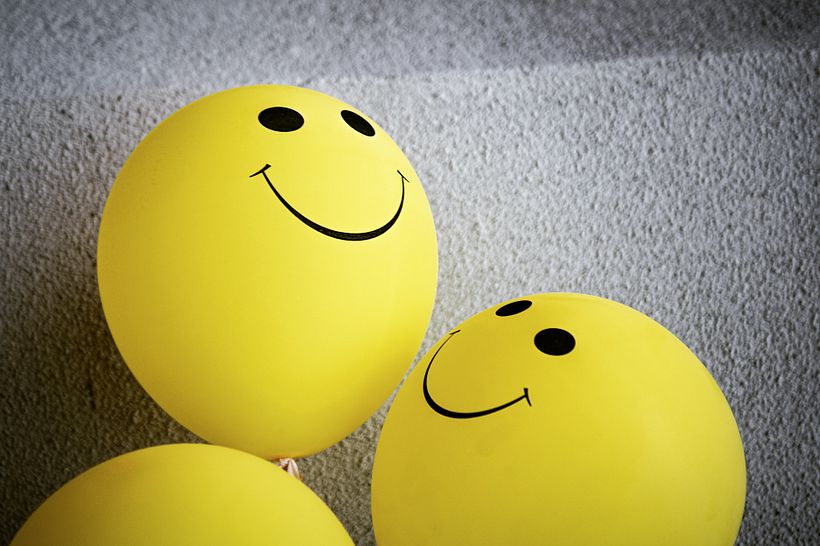 Harvey Ball rief 1999 den "Weltlächeltag" ins Leben. Foto von Tim Mossholder auf Unsplash.