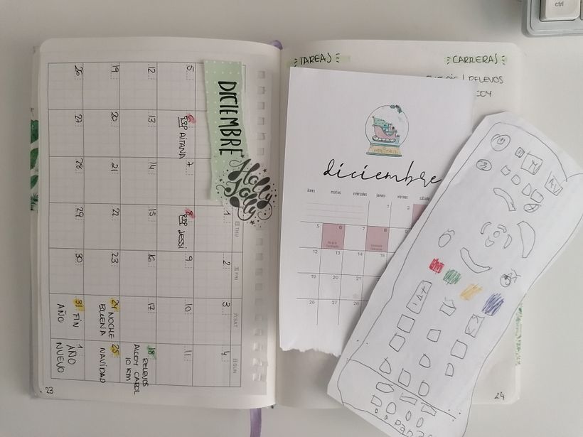 Me encanta hacer participe a mi pequeña, ha empezado con su bujo y decora el mio