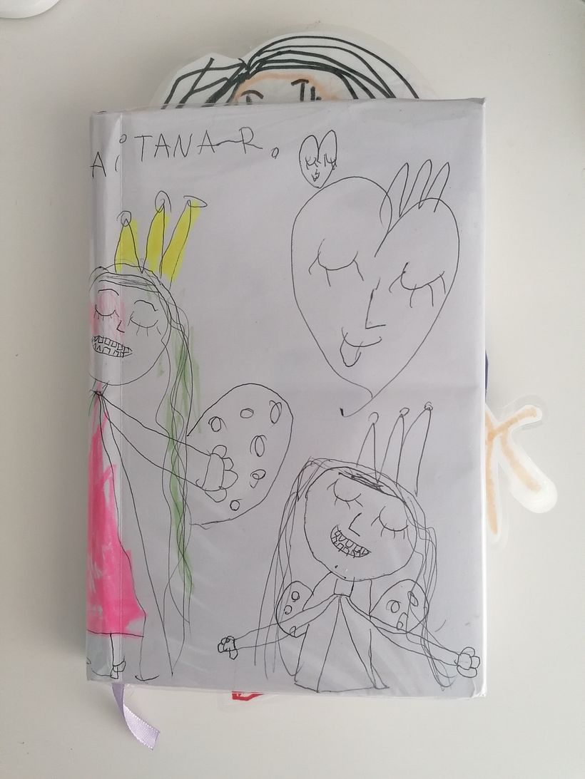 Mi bujo, soy diseñadora y creadora de productos artesanos para niños y los dibujos de mi peque son mi inspiracion