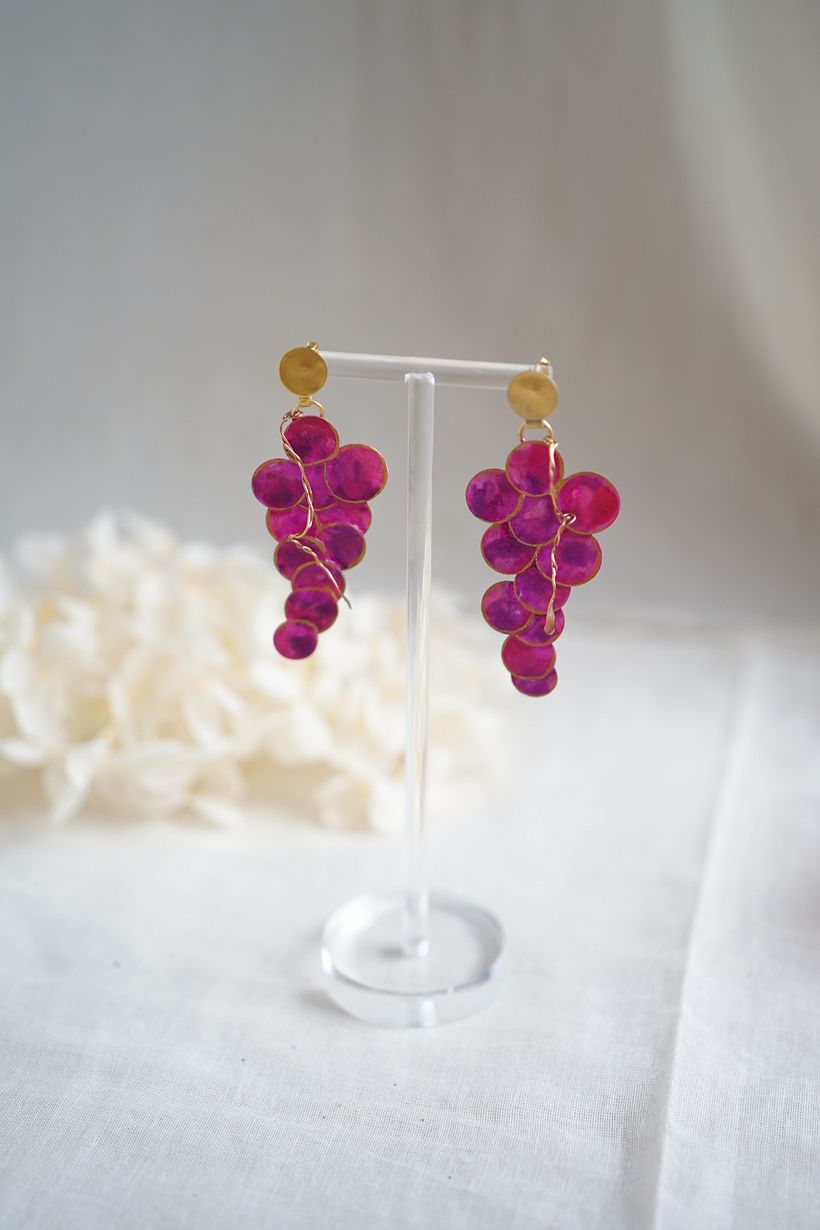 uvas pintadas a mano con esmaltes 