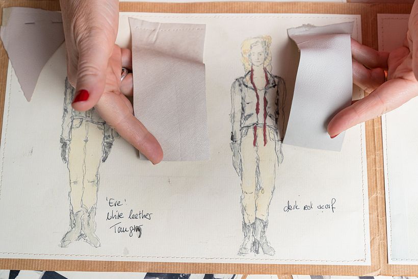 Los diseñadores Bina Daigeler y Pepo Ruiz enseñan un ejemplo de diseño de vestuario para cine y televisión.