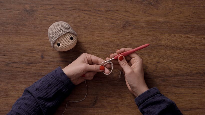 Cómo tejer barbas y bigotes de amigurumi paso 1