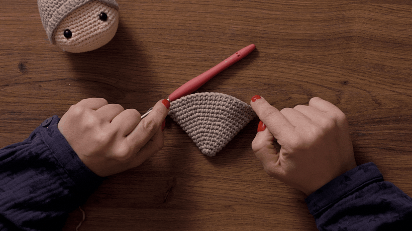 Cómo tejer barbas y bigotes de amigurumi paso 3