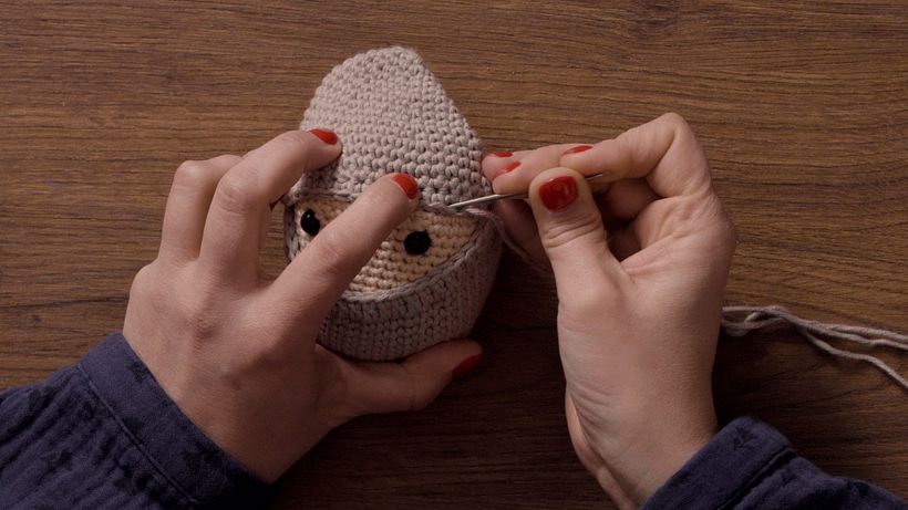 Cómo tejer barbas y bigotes de amigurumi paso 4