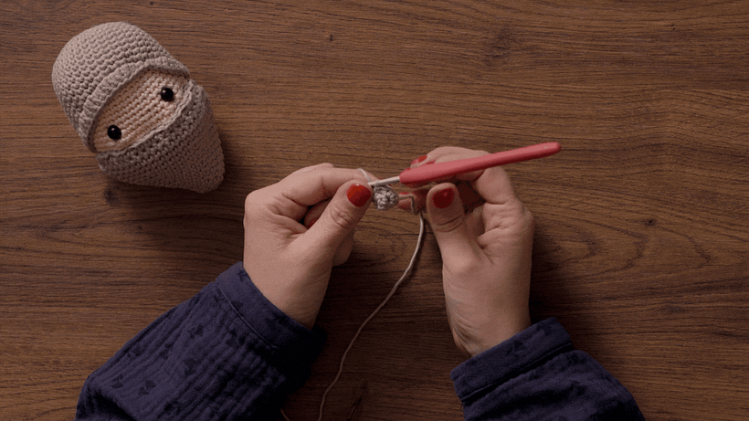 Cómo tejer barbas y bigotes de amigurumi paso 5