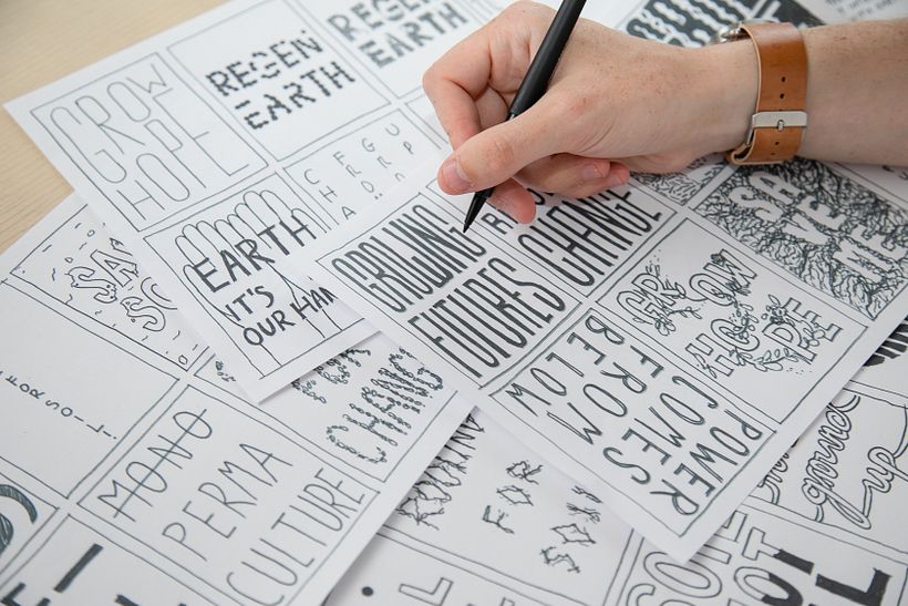 El diseñador gráfico Nathan Smith trabajando diferentes tipografías.
