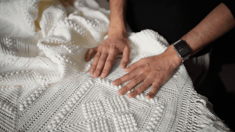 Esta manta tejida por su abuela es el tejido principal utilizado para crear este abrigo.