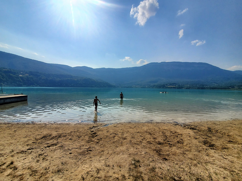 Fotografía del lago Aiguebelette de referencia para el ejercicio de sketching de viaje en acuarela.