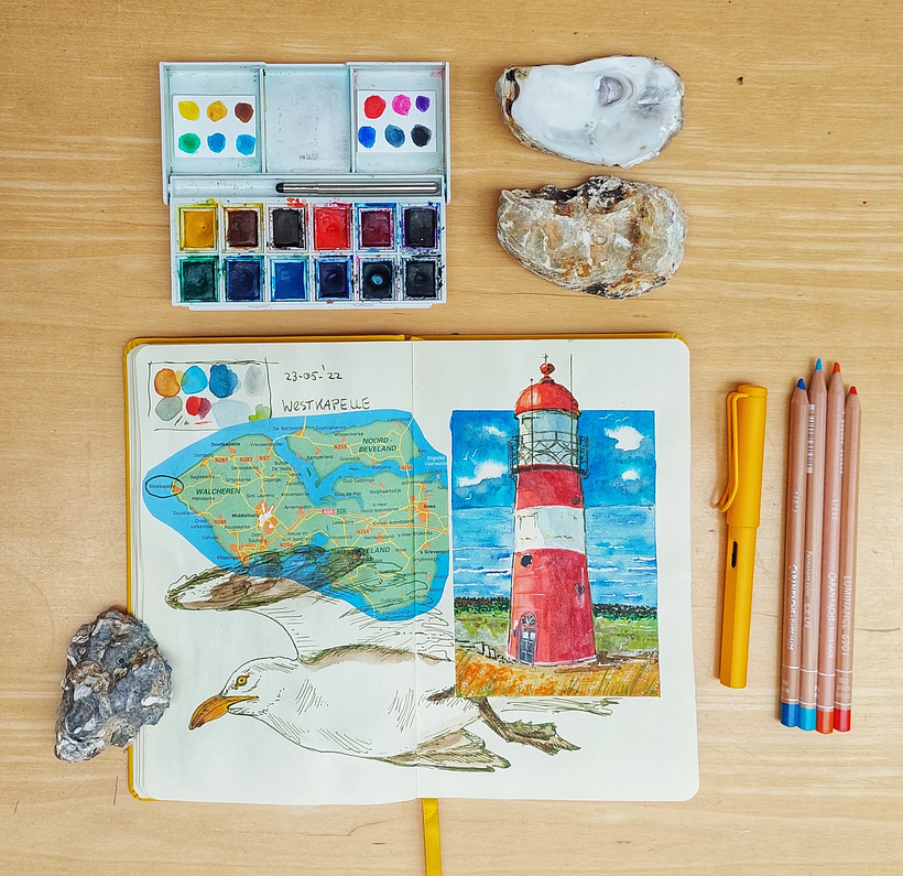 Ejemplo de cuaderno de viaje en acuarela con una composición de un faro y una gaviota hecha por Esther Middle.